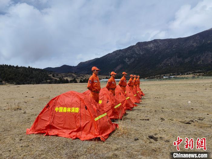 正在進行帳篷搭設。　西繞拉翁 攝