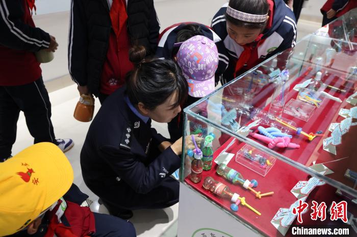 圖為亞東邊檢站民警為駐地小學生開展禁毒教育?！『?攝