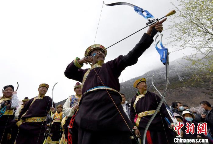 3月28日，選手參加響箭比賽?！±盍?攝