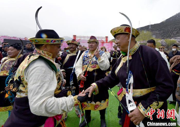 3月28日，選手射中靶心后慶祝?！±盍?攝