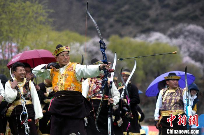 3月28日，選手參加響箭比賽。　李林 攝