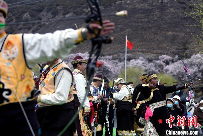 3月28日，選手參加響箭比賽?！±盍?攝