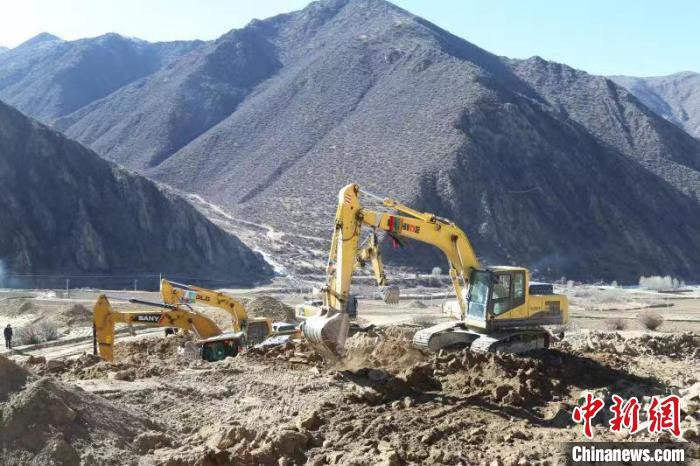 圖為高標(biāo)準(zhǔn)農(nóng)田建設(shè)施工現(xiàn)場?！「裆愔?攝