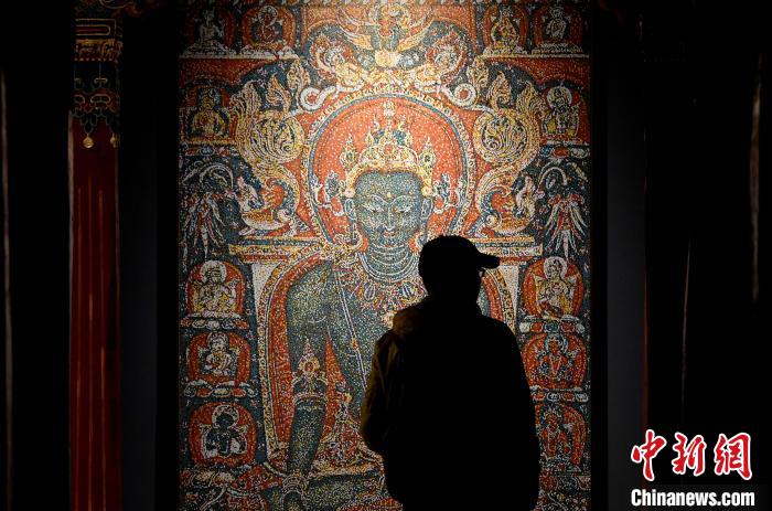 3月31日，觀眾欣賞展覽中的作品?！±盍?攝