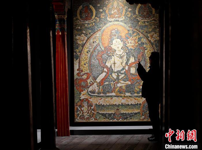 3月31日，觀眾欣賞展覽中的作品?！±盍?攝