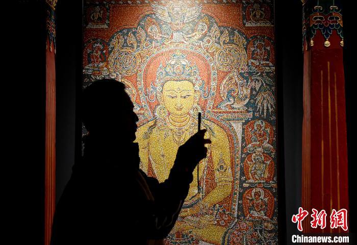 3月31日，觀眾欣賞展覽中的作品?！±盍?攝