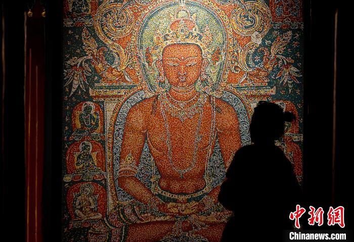 3月31日，觀眾欣賞展覽中的作品?！±盍?攝