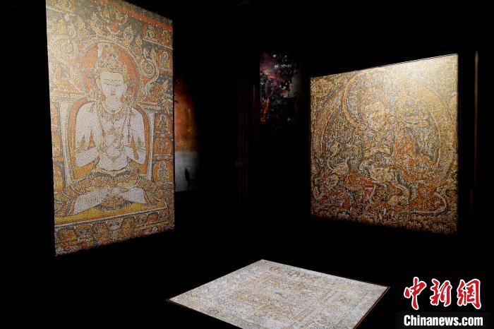 3月31日，觀眾欣賞展覽中的作品?！±盍?攝