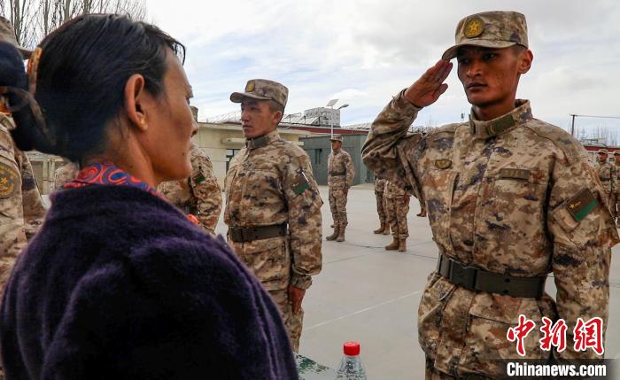 圖為列兵扎西加央向母親敬禮。　劉曉東 攝