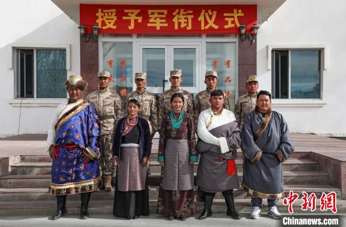 圖為列兵代表與親人合影留念?！詵| 攝