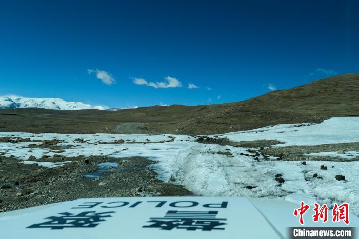 4月5日，普瑪江塘邊境派出所巡邏車(chē)通過(guò)冰河路段?！〗w波 攝