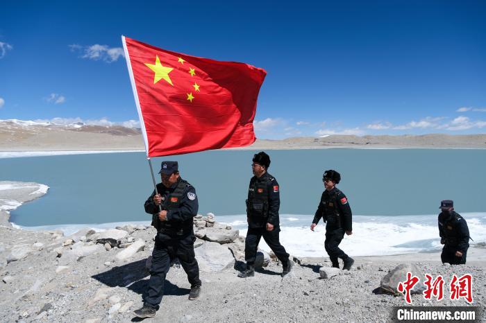 4月5日，普瑪江塘邊境派出所民輔警進(jìn)行邊境巡邏?！〗w波 攝