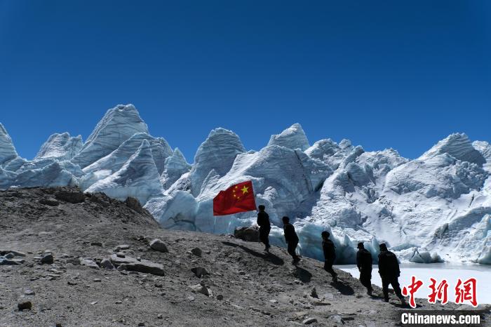 4月5日，普瑪江塘邊境派出所民輔警巡邏至四零冰川附近?！〗w波 攝