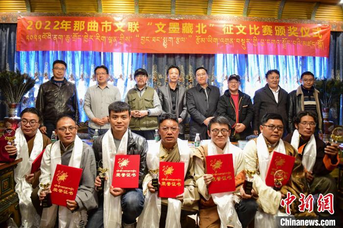 圖為獲獎(jiǎng)人員合影留念?!∝暩聛硭?攝