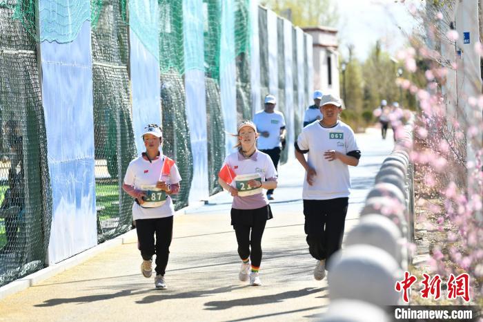 圖為5公里歡樂跑現(xiàn)場。　貢嘎來松 攝