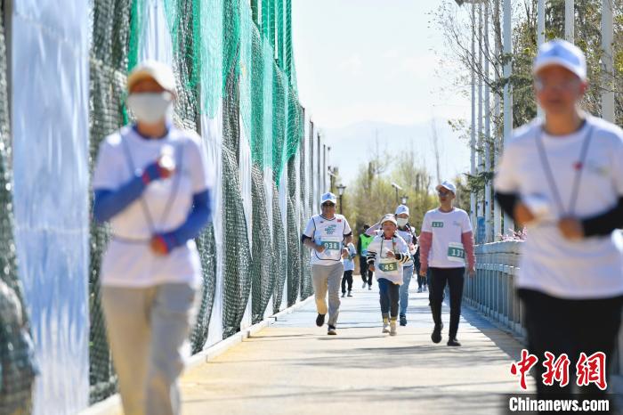圖為5公里歡樂跑現(xiàn)場?！∝暩聛硭?攝
