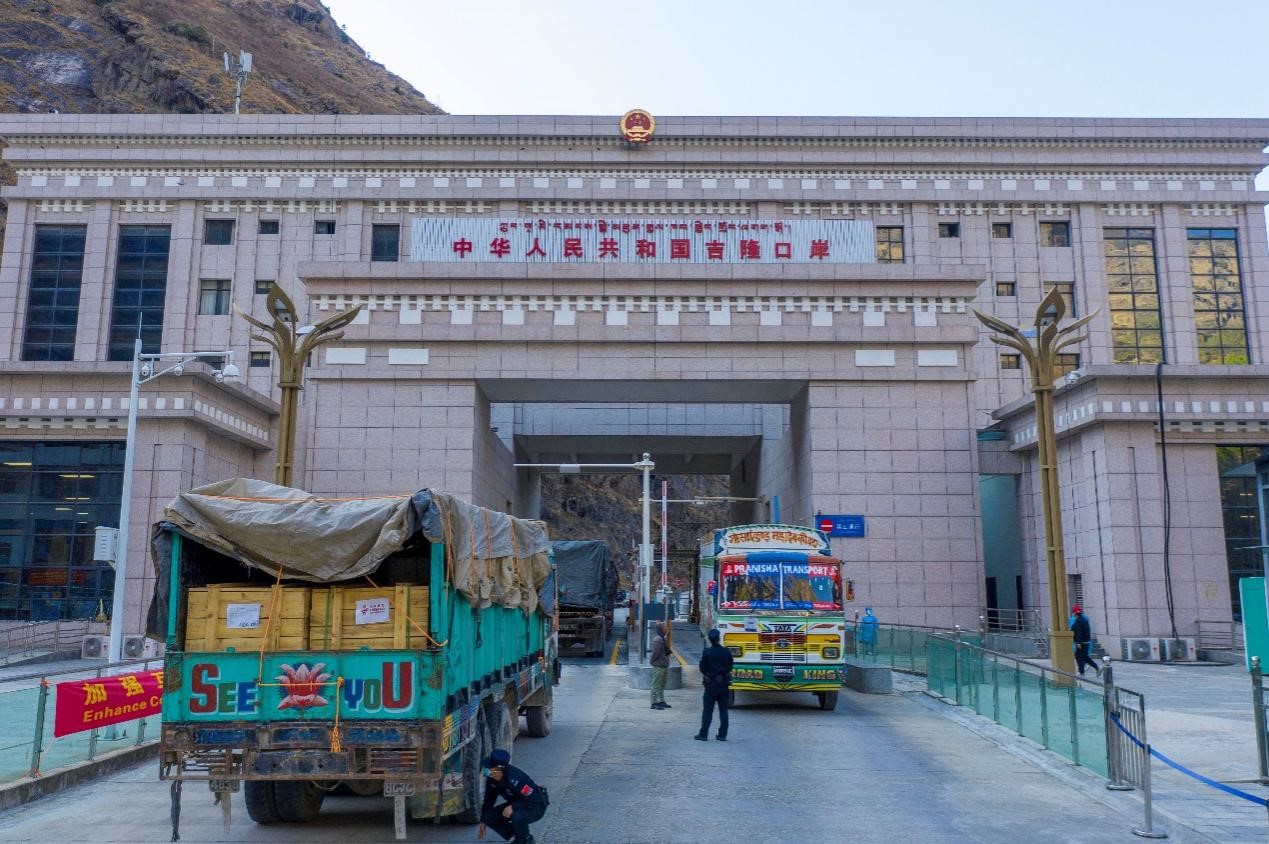 吉隆口岸移民管理警察正在檢查出入境車輛。人民網(wǎng)記者 唐宋攝