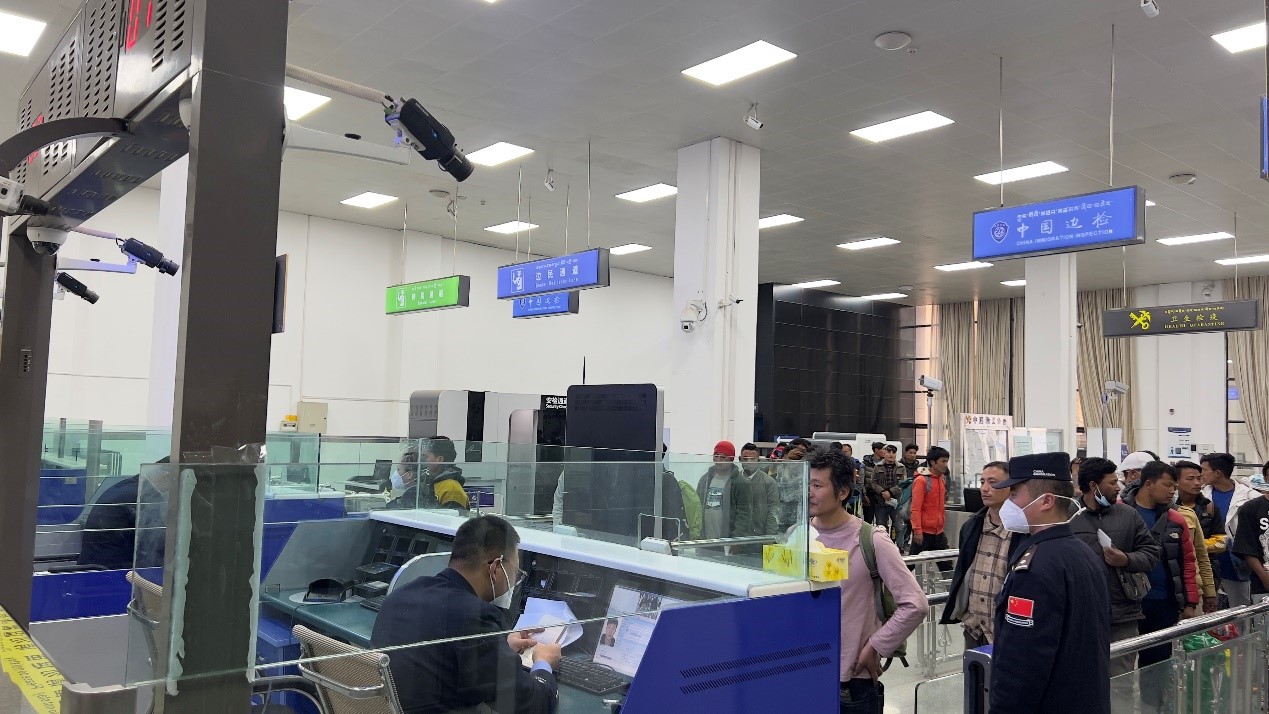 吉隆口岸移民管理警察正在查驗護照。人民網(wǎng)記者 唐宋攝