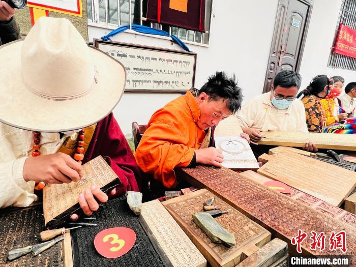 圖為2022年，聶榮縣當(dāng)木江鄉(xiāng)“鄉(xiāng)村振興那曲奮進(jìn)”活動(dòng)雕刻比賽現(xiàn)場(chǎng)。資料圖 那曲市“鄉(xiāng)村振興 那曲奮進(jìn)”活動(dòng)辦供圖