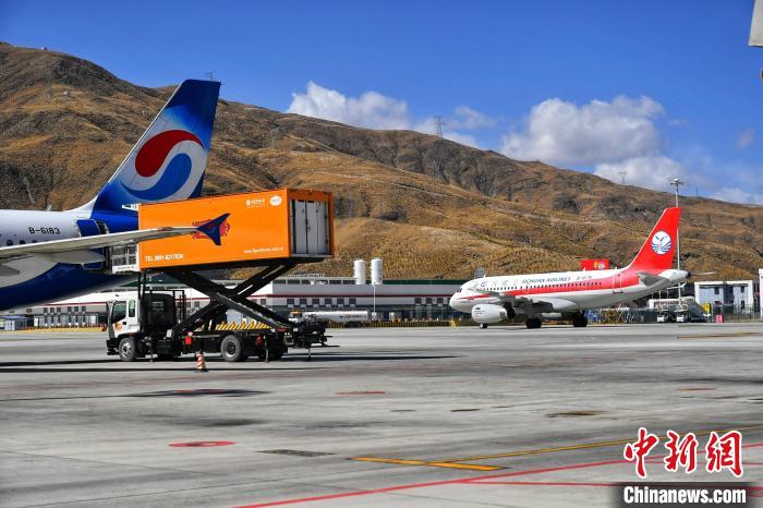 圖為藍(lán)天下的高原機(jī)場(chǎng)?！≈芎?攝