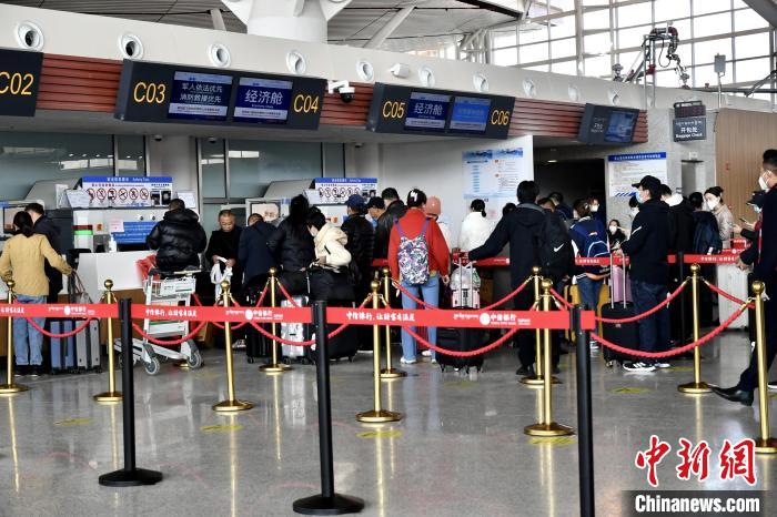 圖為旅客辦理登機(jī)手續(xù)?！≈芎?攝