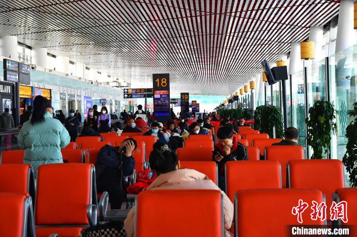 圖為旅客在機(jī)場(chǎng)候機(jī)室等待登機(jī)。　周航 攝