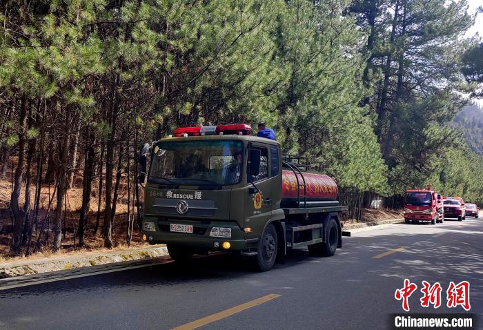 林芝市森林消防支隊(duì)米林中隊(duì)在米林縣一帶開(kāi)展灑水增濕作業(yè)。　趙健宇 攝