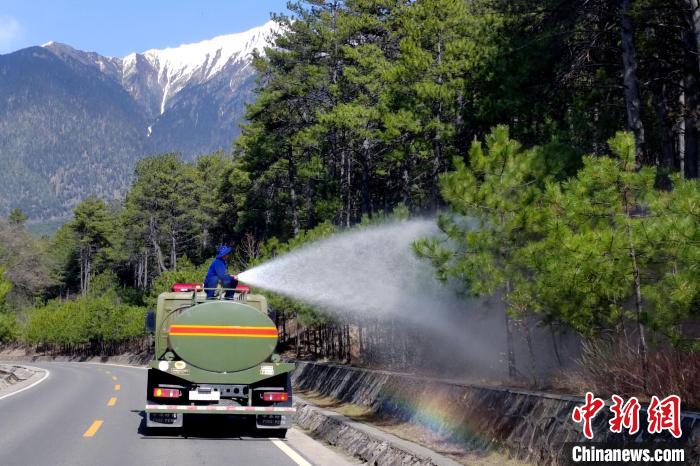 林芝市森林消防支隊(duì)米林中隊(duì)在米林縣一帶開(kāi)展灑水增濕作業(yè)?！≮w健宇 攝