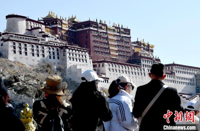 4月17日，游客在拉薩布達(dá)拉宮觀景臺(tái)拍照留念?！±盍?攝