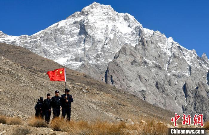 底雅邊境派出所民警夏永軍(右一)在巡邏中。　李林 攝