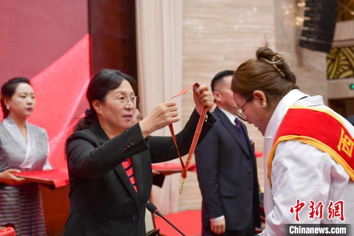 西藏舉辦“西藏十佳醫(yī)生、十佳護士”“西藏健康衛(wèi)士”表彰大會