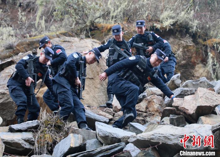 山南邊境管理支隊玉麥邊境派出所民警在邊境巡邏途中穿過亂石區(qū)。　鄭琦山 攝