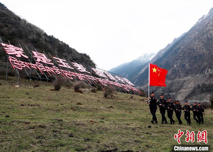 山南邊境管理支隊玉麥邊境派出所民警在轄區(qū)開展巡邏?！∴嶇?攝