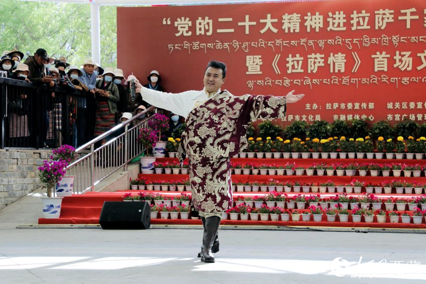 獻(xiàn)唱《夏爾巴》。人民網(wǎng) 次仁羅布攝