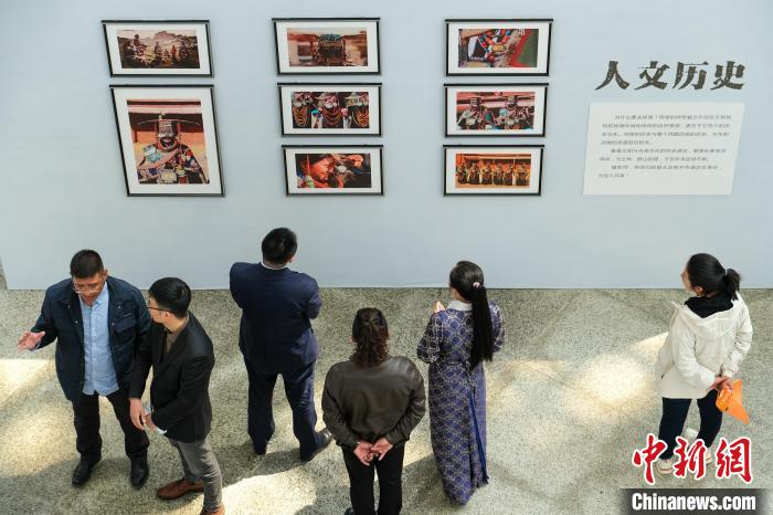 圖為觀眾觀看展覽。