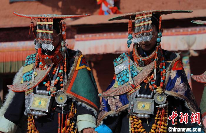圖為參展攝影師拍攝的西藏阿里普蘭飛天服飾?！≈鬓k方 供圖