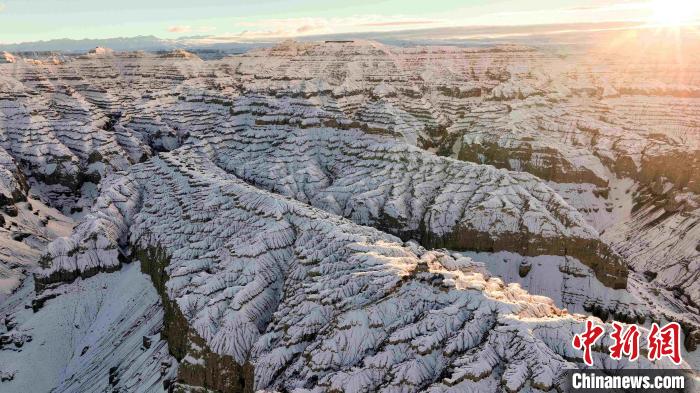 圖為參展攝影師拍攝的西藏阿里札達(dá)土林雪后風(fēng)光?！≈鬓k方 供圖