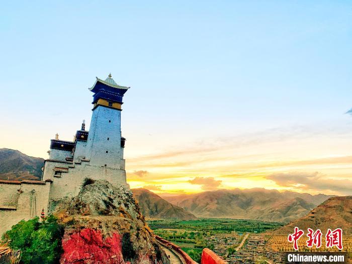 圖為西藏第一座宮殿——山南雍布拉康。　張巍 攝