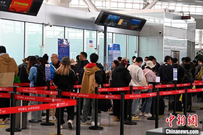 圖為“五一”期間，拉薩貢嘎機場旅客密集出行。　扎西頓珠 攝