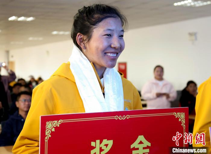 玉珍拉姆上臺領(lǐng)獎?！∝暣_ 攝