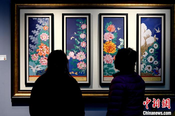 圖為5月16日，觀眾正在欣賞展覽中的新創(chuàng)唐卡作品?！±盍?攝