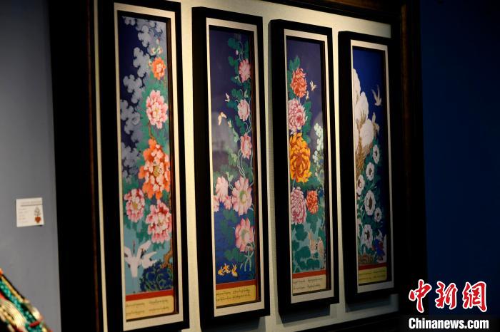 圖為5月16日，展覽中新創(chuàng)唐卡作品《四季花》。　李林 攝