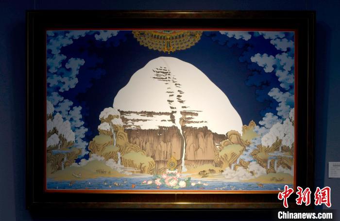 圖為5月16日，展覽中新創(chuàng)唐卡作品《岡底斯山》。　李林 攝
