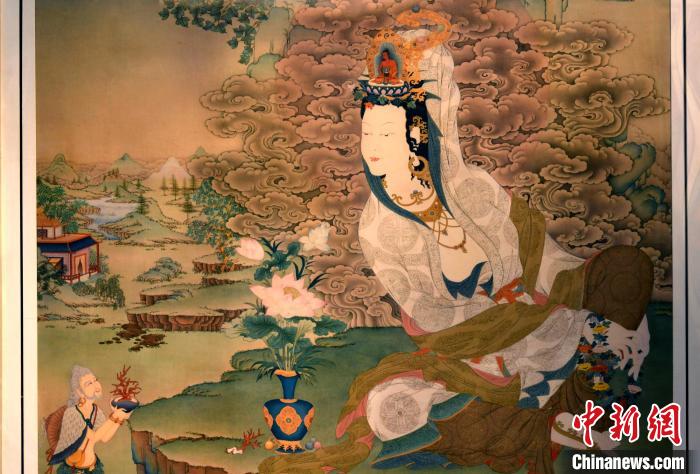 圖為5月16日，展覽中新創(chuàng)唐卡作品《靜息觀音》(局部)?！±盍?攝