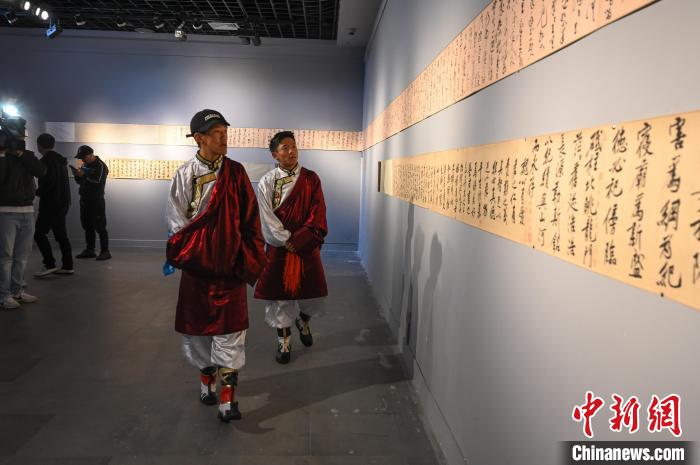 圖為學生參觀黃庭堅書法文獻展?！≮w朗 攝