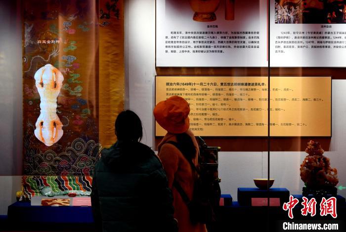 圖為5月18日，觀眾正在欣賞展覽?！±盍?攝