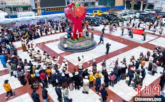 圖為“極地那曲 天際之旅”2023西藏那曲“中國(guó)旅游日”音樂美食嘉年華活動(dòng)現(xiàn)場(chǎng)?！∧乔形幕吐糜尉止﹫D