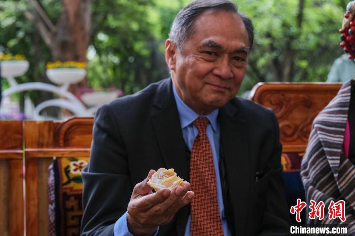 菲律賓駐華大使吉米·阿德里亞諾·弗洛克魯茲品嘗卡塞?！〗w波 攝