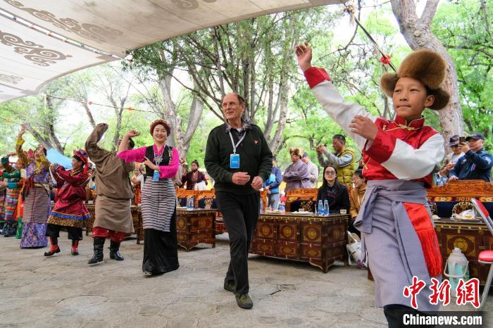 英國籍嘉賓柯馬凱(Michael Crook)加入鍋莊舞隊伍?！〗w波 攝