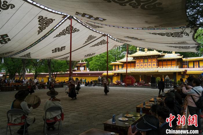 圖為當(dāng)日拉薩羅布林卡?！〗w波 攝